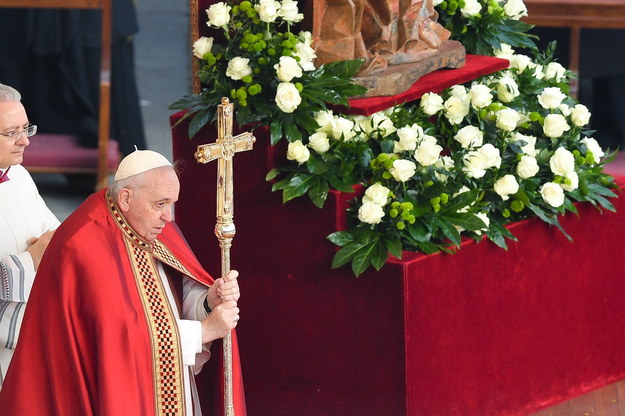 Papież Franciszek podczas mszy pogrzebowej Benedykta XVI /PAP/Radek Pietruszka    /PAP