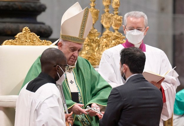 Papież Franciszek podczas mszy w bazylice Świętego Piotra /CLAUDIO PERI /PAP