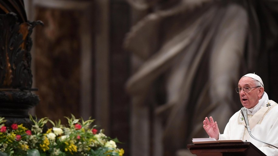 Papież Franciszek podczas mszy Wigilii Paschalnej w bazylice św. Piotra /CLAUDIO PERI /PAP/EPA