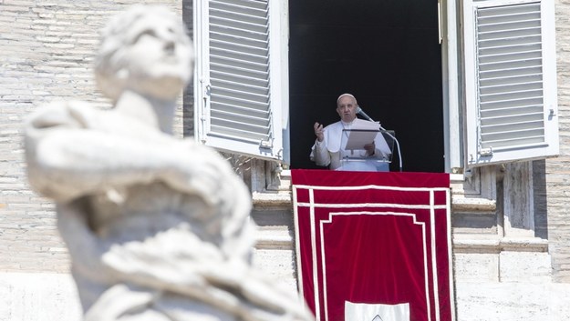 Papież Franciszek podczas nabożeństwa Anioł Pański /MASSIMO PERCOSSI /PAP/EPA