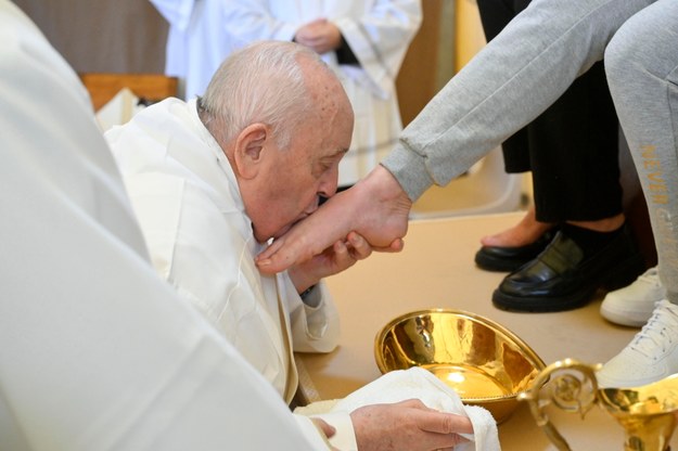Papież Franciszek podczas obrzędu obmycia nóg /VATICAN MEDIA HANDOUT /PAP/EPA