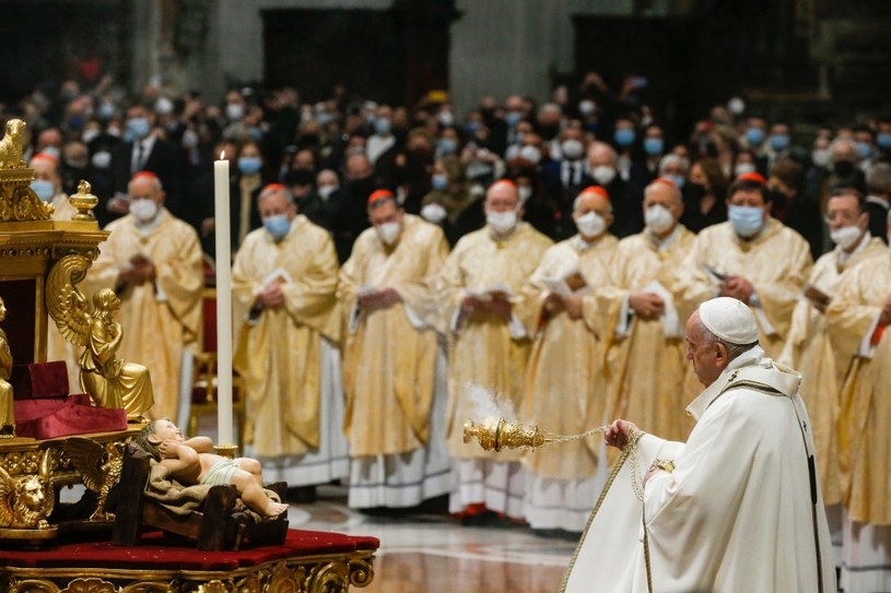 Papież Franciszek podczas pasterki /Fabio Frustaci /PAP/EPA