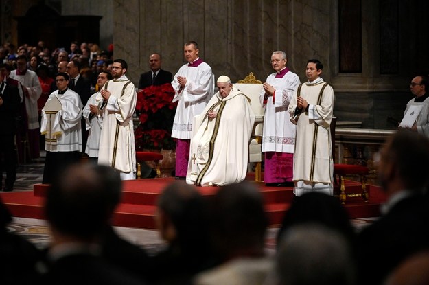 Papież Franciszek podczas pasterki /RICCARDO ANTIMIANI /PAP/EPA