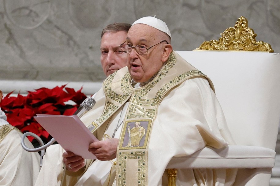 Papież Franciszek podczas pasterki /EPA/FABIO FRUSTACI /PAP/EPA