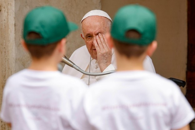 Papież Franciszek podczas spotkania z dziećmi w Watykanie /PAP/EPA/Fabio Frustaci /