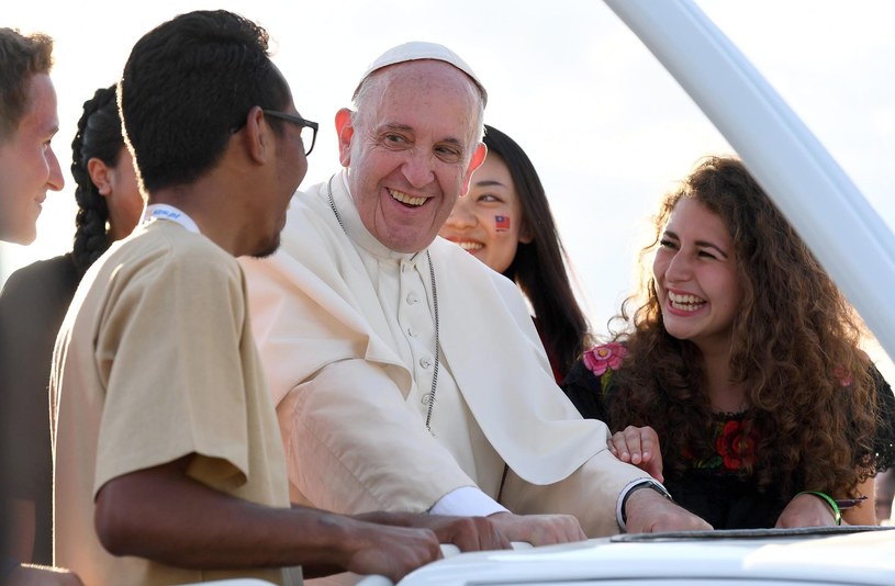 Papież Franciszek podczas spotkania z młodymi w Brzegach /PAP/EPA