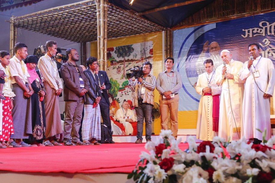 Papież Franciszek podczas spotkania z uchodźcami /ABIR ABDULLAH  /PAP/EPA