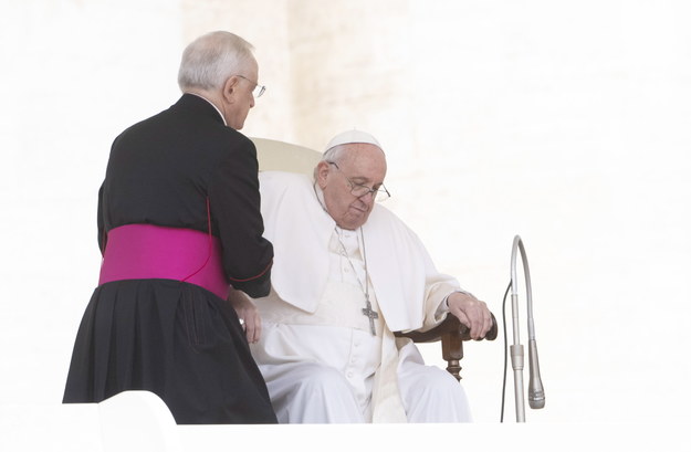 Papież Franciszek podczas środowej audiencji generalnej na placu św. Piotra w Watykanie /MAURIZIO BRAMBATTI /PAP/EPA