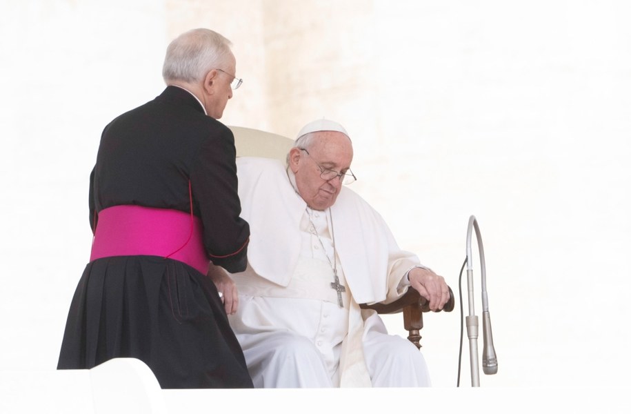 Papież Franciszek podczas środowej audiencji generalnej na placu św. Piotra w Watykanie /MAURIZIO BRAMBATTI /PAP/EPA