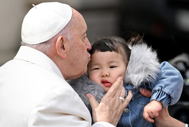 Papież Franciszek podczas środowej audiencji generalnej /ETTORE FERRARI /PAP/EPA