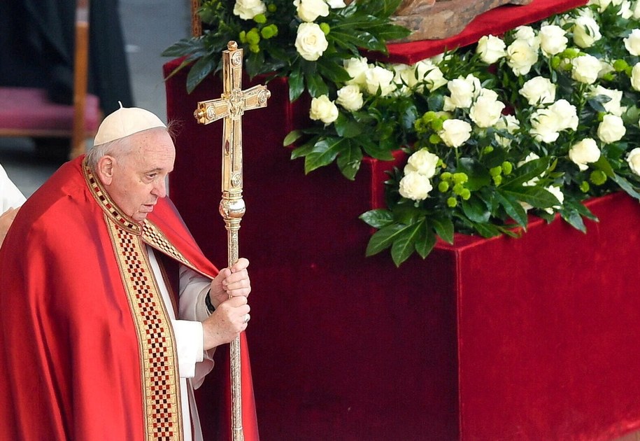 Papież Franciszek podczas uroczystości pogrzebowych emerytowanego papieża Benedykta XVI /Radek Pietruszka /PAP