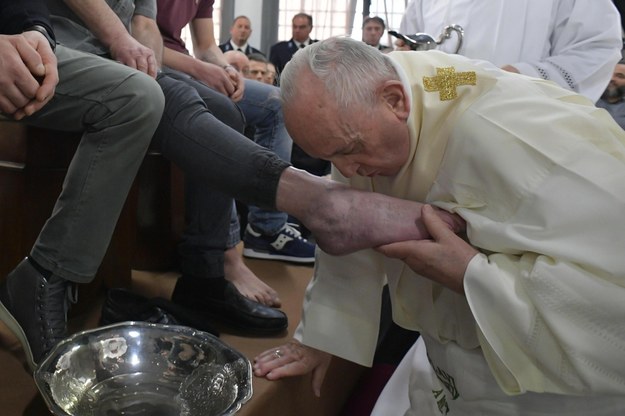 Papież Franciszek podczas uroczystości Wielkiego Czwartku /VATICAN MEDIA HANDOUT /PAP/EPA