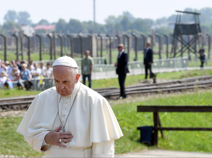 Papież Franciszek podczas wizyty w Auschwitz-Birkenau /DANIEL DAL ZENNARO  /PAP/EPA