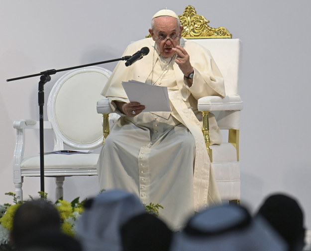 Papież Franciszek podczas wizyty w Bahrajnie /MAURIZIO BRAMBATTI /PAP/EPA