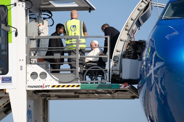 Papież Franciszek podczas wjazdu na pokład samolotu lecącego do Kanady /Redazione Telenews /PAP/EPA
