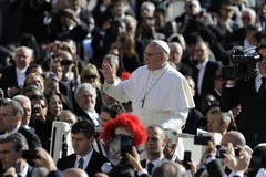 Papież Franciszek powitał wiernych na placu Świętego Piotra