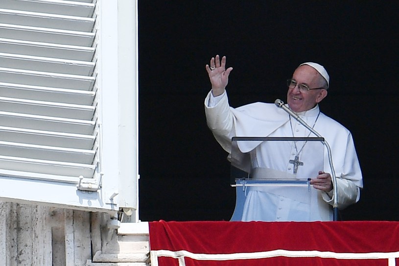 Papież Franciszek pozdrawia tłum podczas niedzielnej modlitwy /VINCENZO PINTO /AFP