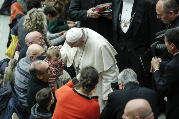Papież Franciszek pozdrawia wiernych podczas audiencji generalnej /GIUSEPPE LAMI /PAP/EPA