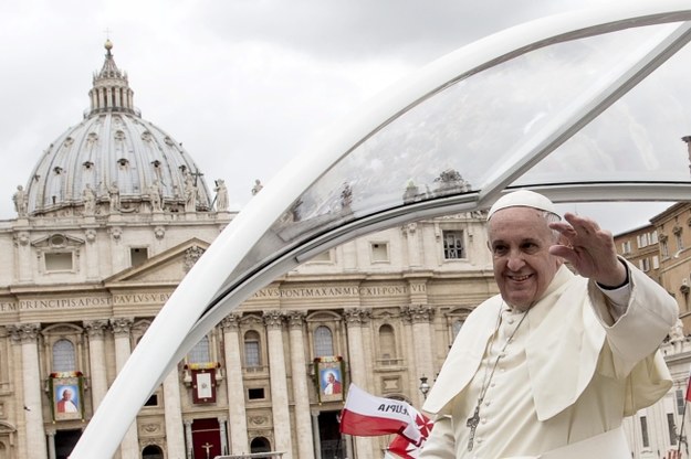 Papież Franciszek pozdrawia wiernych /ANGELO CARCONI /PAP/EPA
