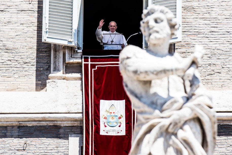 Papież Franciszek pozdrawiający wiernych /ANGELO CARCONI /PAP/EPA