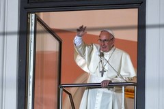 Papież Franciszek pozdrowił wiernych z okna papieskiego