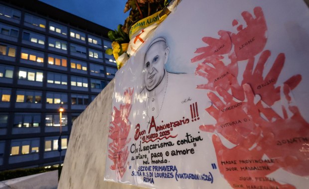 Papież Franciszek przechodzi "okres próby". Dziękuje za wsparcie i modlitwę