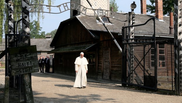 Papież Franciszek przechodzi przez bramę byłego niemieckiego, nazistowskiego obozu zagłady Auschwitz I /Paweł Supernak /PAP