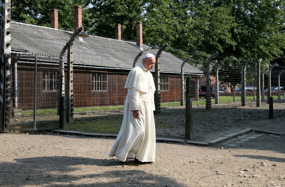 Papież Franciszek przechodzi przez bramę byłego niemieckiego, nazistowskiego obozu zagłady Auschwitz I /Paweł Supernak /PAP