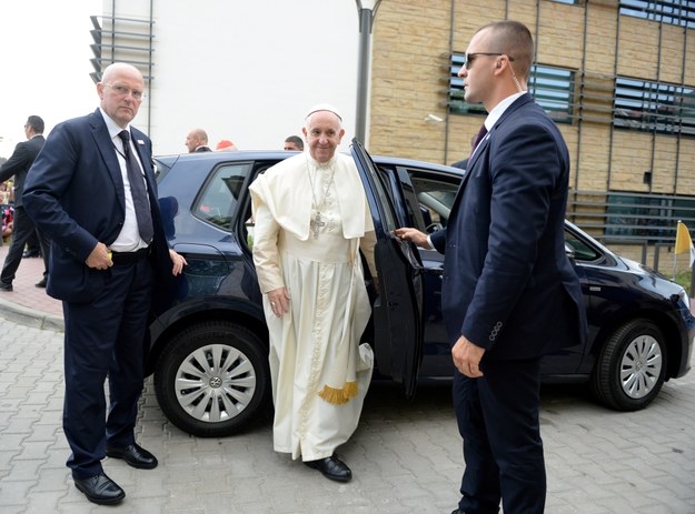 Papież Franciszek przed Szpitalem Uniwersyteckim, w którym odwiedził kard. Franciszka Macharskiego /Darek Delmanowicz /PAP