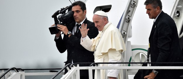 Papież Franciszek przed wejściem na pokład samolotu /PAP/Radek Pietruszka    /PAP
