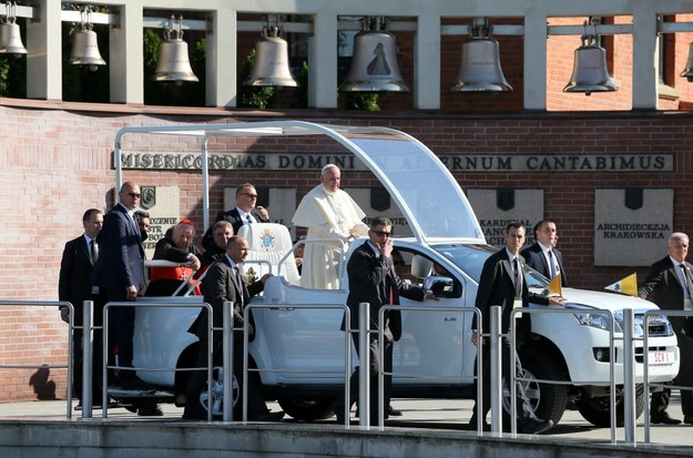 Papież Franciszek przejeżdża papamobile z kaplicy siostry Faustyny do bazyliki w Sanktuarium Bożego Miłosierdzia /Paweł Supernak /PAP