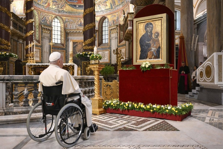Papież Franciszek przewodniczy odmawianiu Różańca o pokój w pobliżu ikony "Maria Salus Populi Romani" w Bazylice Santa Maria Maggiore. 6.10.2024 r. /Vatican Media/ABACAPRESS.COM  /PAP