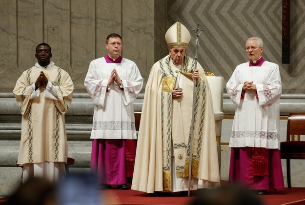 Papież Franciszek przewodniczył liturgii Wigilii Paschalnej w Watykanie /GIUSEPPE LAMI /PAP/EPA