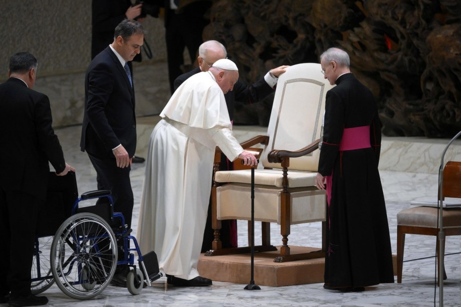 Papież Franciszek przybywający na środową audiencję /ALESSANDRO DI MEO    /PAP/EPA