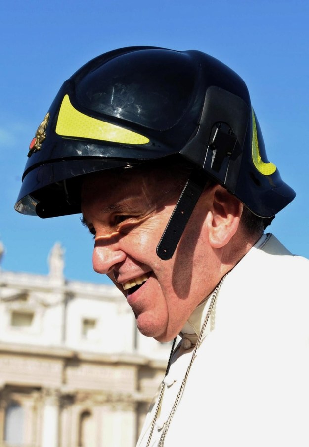 Papież Franciszek przymierzył strażacki hełm /OSSERVATORE ROMANO  /PAP/EPA