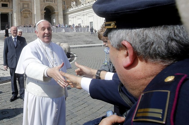 Papież Franciszek razem z wiernymi /Fabio Frustaci /PAP/EPA