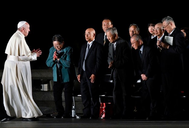 Papież Franciszek spotkał się osobami, które przeżyły zrzucenie bomby atomowej /FRANCK ROBICHON /PAP/EPA