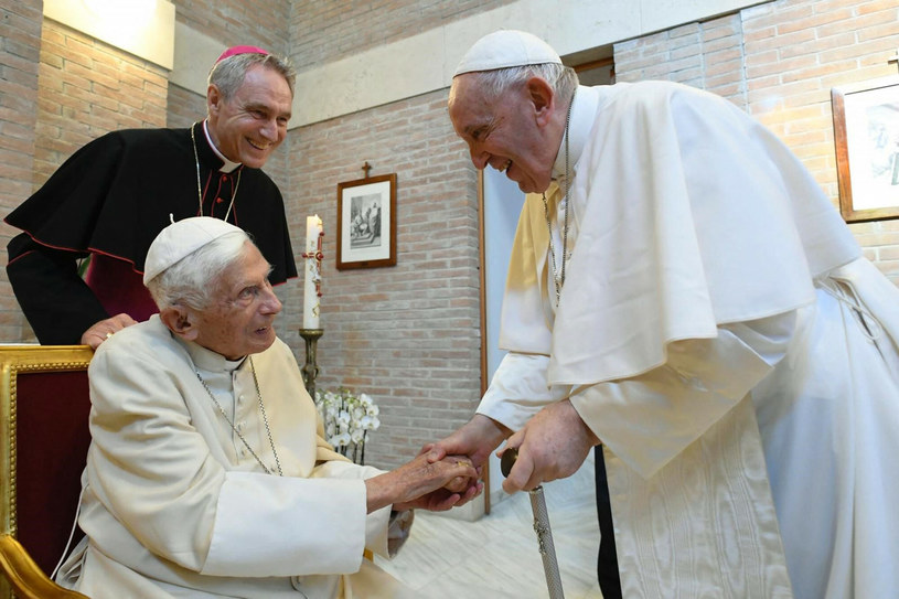 Papież Franciszek spotkał się z Benedyktem XVI /AFP PHOTO / VATICAN MEDIA / HANDOUT /East News