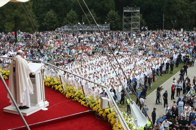 Papież Franciszek uczestniczy w mszy św. odprawionej /Leszek Szymański /PAP