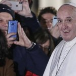 Papież Franciszek uderzył kobietę. Azjatka mocno ścisnęła mu rękę