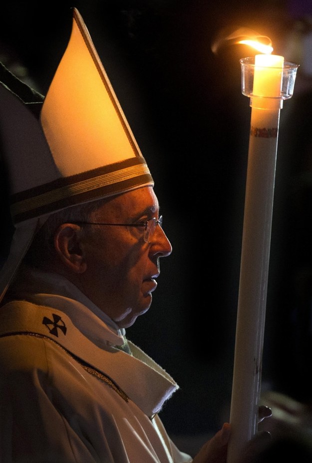 Papież Franciszek w czasie mszy Wigilii Paschalnej /CLAUDIO PERI /PAP/EPA