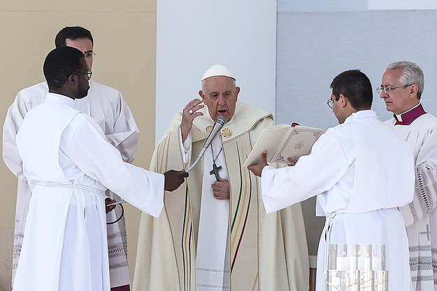 Papież Franciszek w czasie mszy /INACIO ROSA / POOL /PAP/EPA
