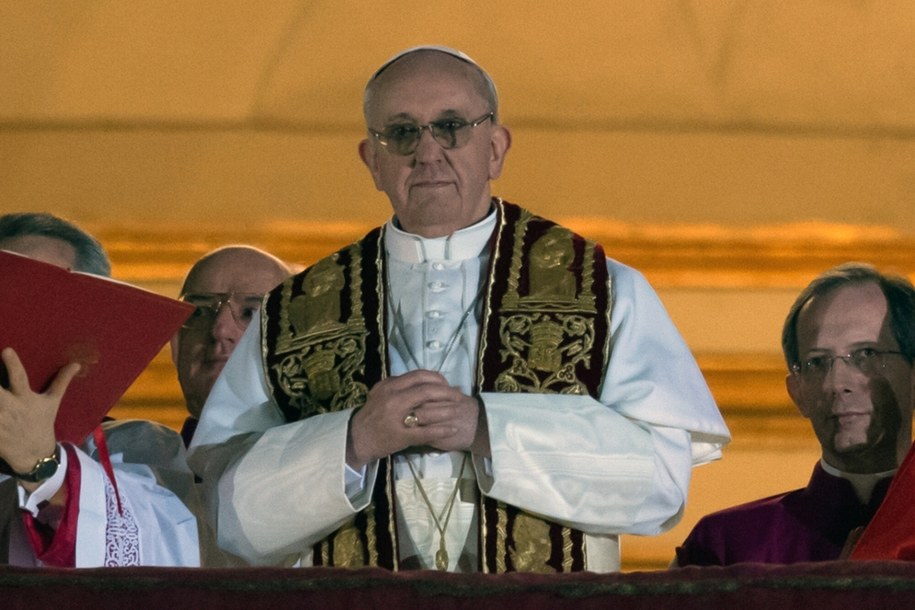 Papież Franciszek w dniu wyboru na stolicę Piotrową, 13 marca 2013 r. /VINCENZO PINTO/AFP /East News
