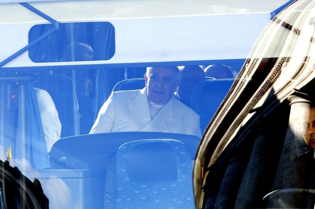 Papież Franciszek w drodze na rekolekcje /GIUSEPPE LAMI /PAP/EPA