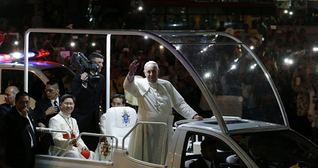 Papież Franciszek w Isuzu D-Max /Informacja prasowa