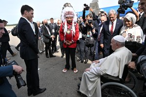 Papież Franciszek w Kanadzie. Sugestywne powitanie na wózku
