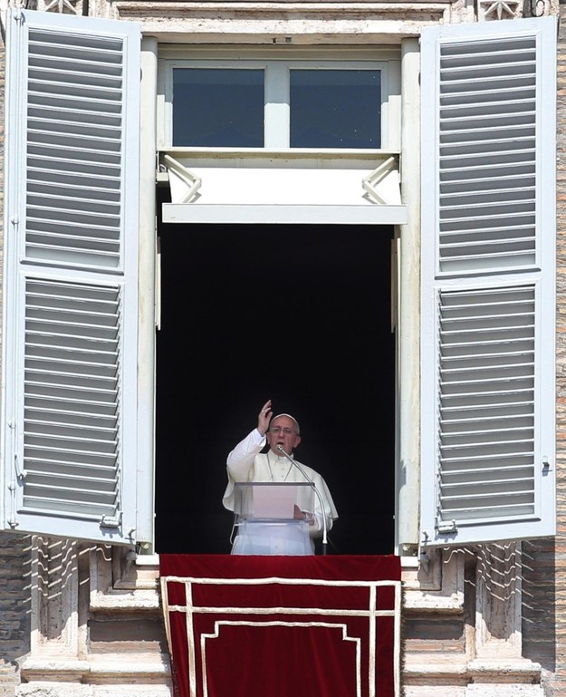 Papież Franciszek w oknie swej rezydencji w Watykanie /ALESSANDRO DI MEO    /PAP/EPA