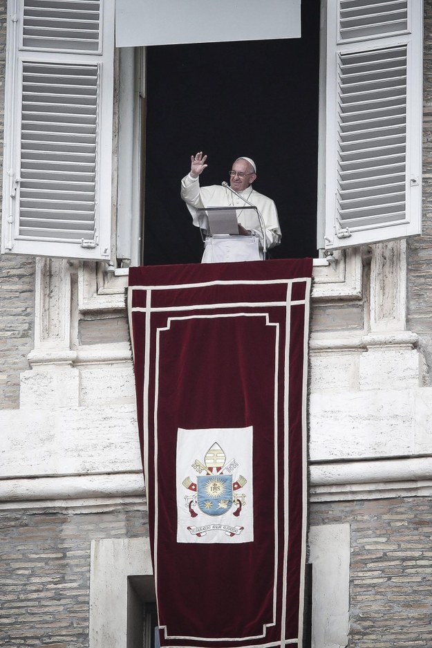 Papież Franciszek w oknie /PAP/EPA/GIUSEPPE LAMI /PAP/EPA