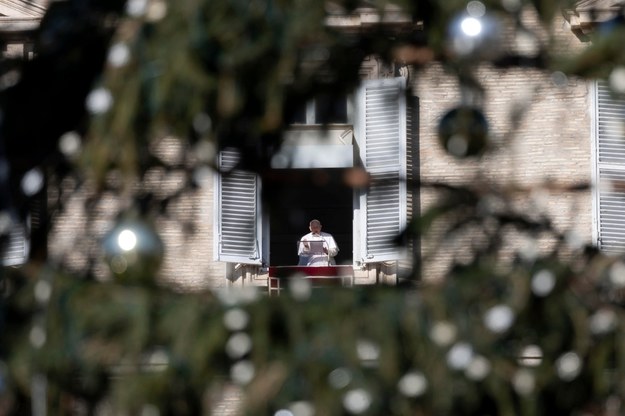 Papież Franciszek w oknie /MASSIMO PERCOSSI /PAP/EPA