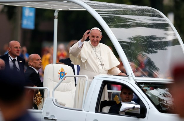 Papież Franciszek w papamobile w drodze powrotnej z Błoń do krakowskiej kurii /Andrzej Grygiel /PAP